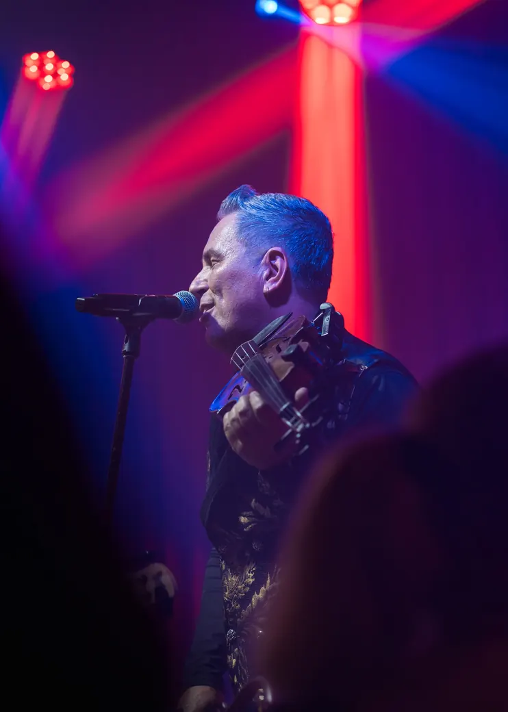 Singing with the violin on stage