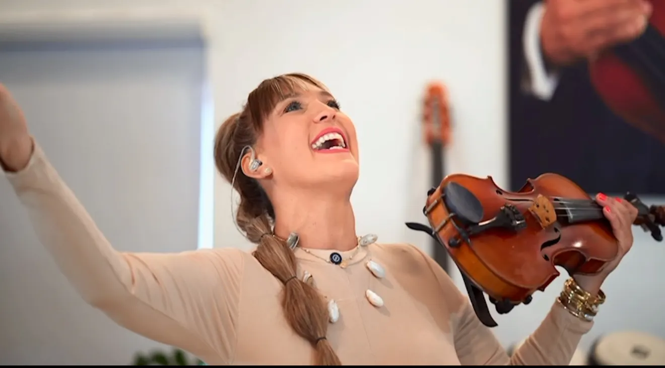 Laughing with the violin, one arm raised